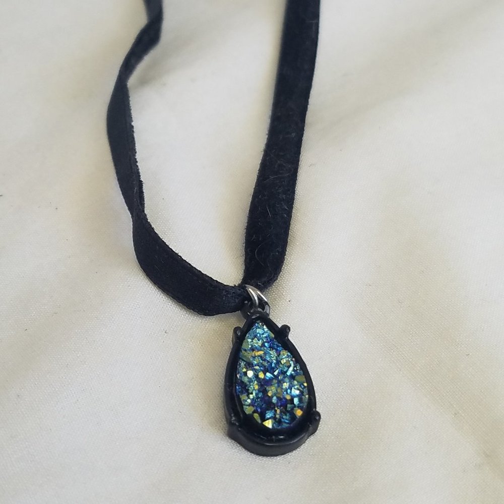 Iridescent Drousy Pendant Choker